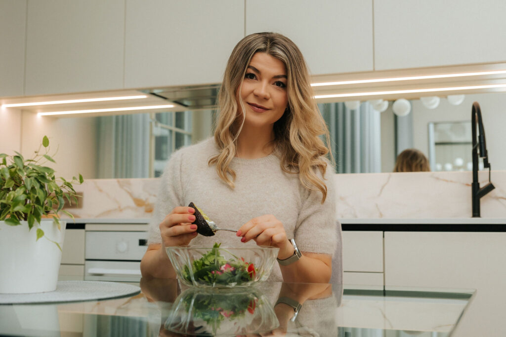 Iti Ots köögis avokaadot salatisse lisamas