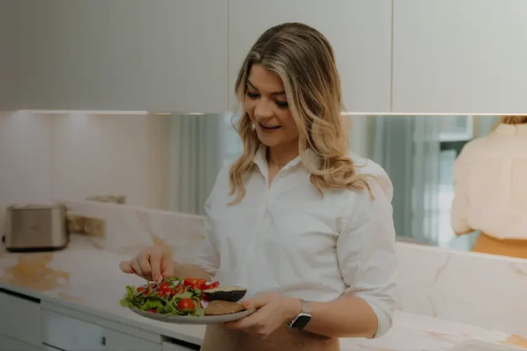 Toitumiskava autor Iti Ots köögis salatitaldrik käes