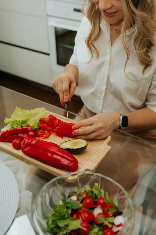 Iti Ots lõikelaual paprikat lõikamas